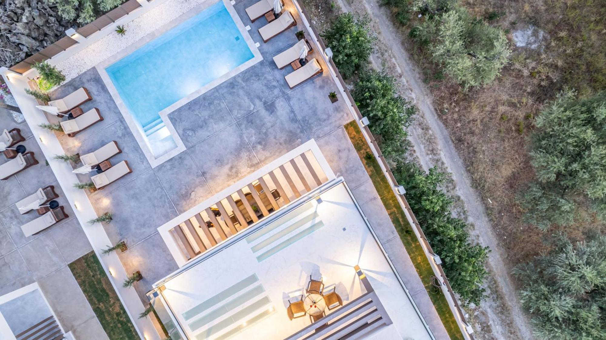 Villa Infinity - Private Pool, Close To Centre, By Zantewize